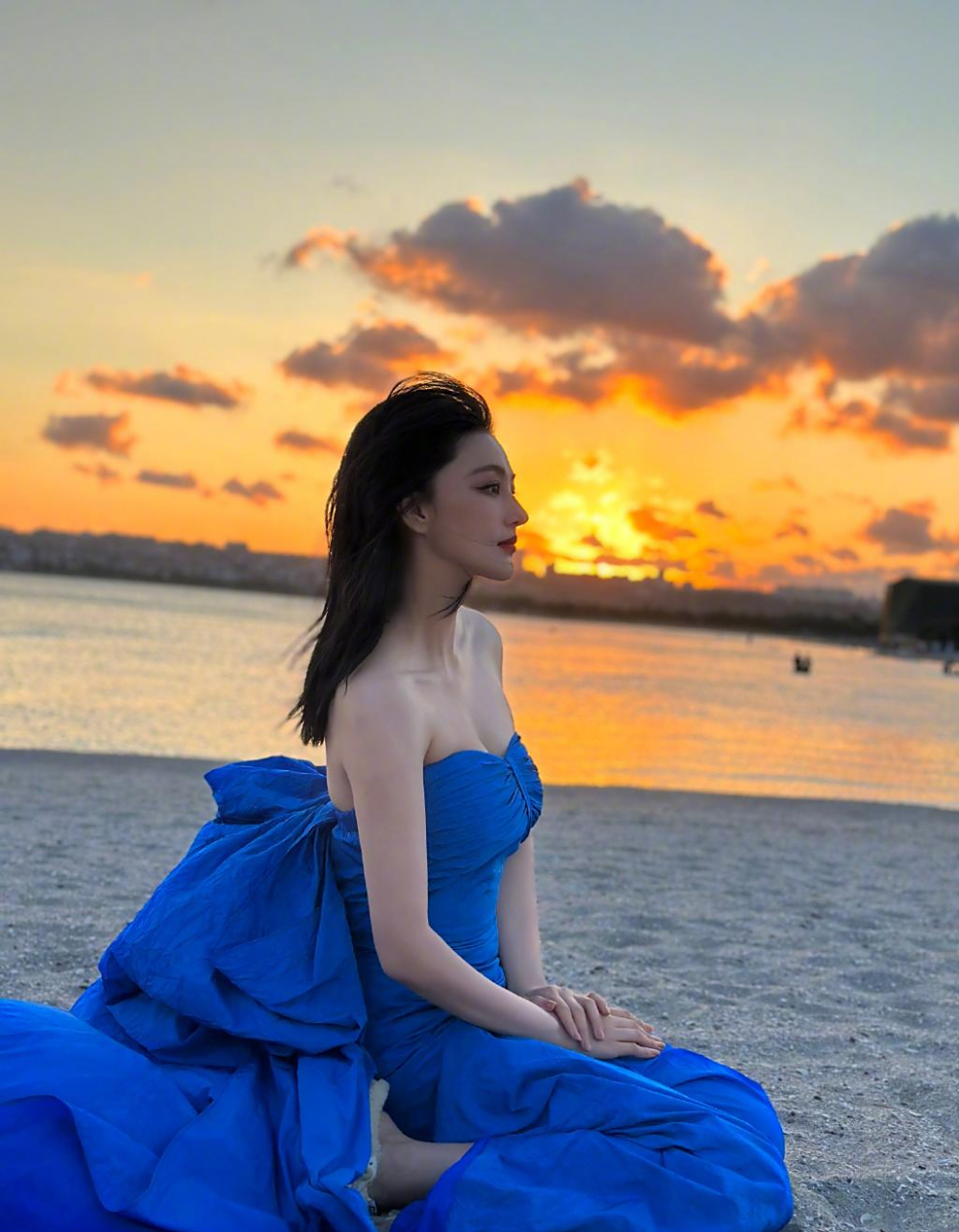 两位中国女星张馨予和张雨绮选择了蓝色,展现出各自的风采.