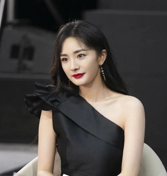 36岁杨幂与28岁吴宣仪逛街,穿5千多裙子手细到变形,助理背古驰