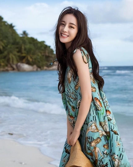 热巴穿辣妹装玩擦边?打底裤外露,后背靠2根绳系着!