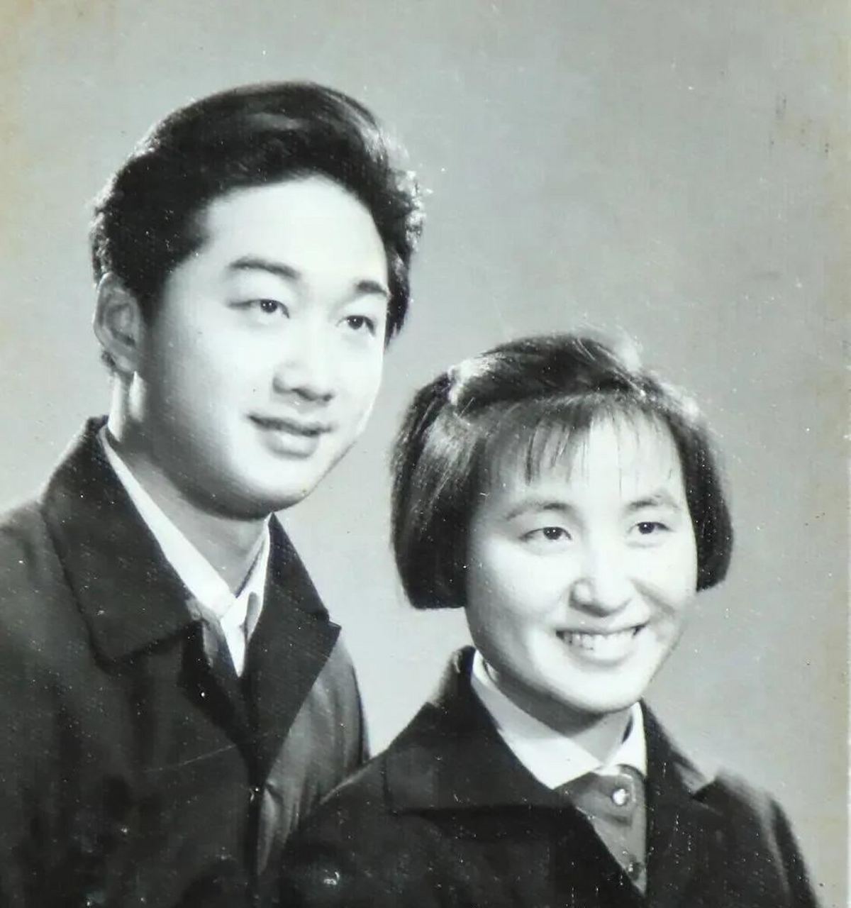 在繁华大街上,乔榛与唐国妹因意外相遇,两人经历年龄和职业差异的考验