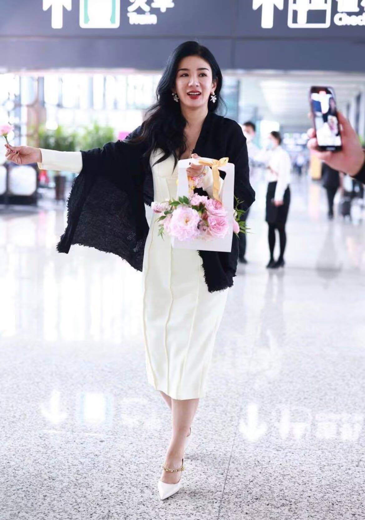 黄奕气质没得挑,机场图不p就放出来,状态仍似少女