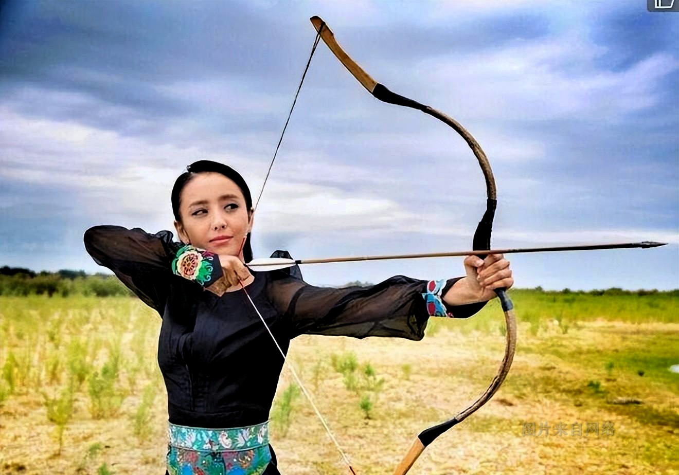 游牧民族在蒙古草原上使用什么制造弓箭?