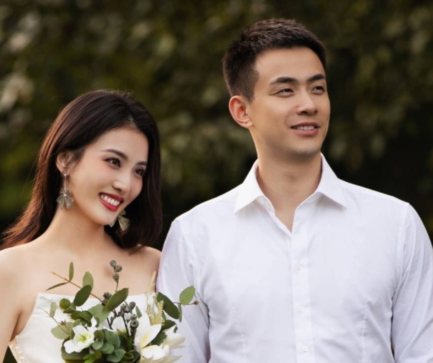 赵继伟澳门游玩揭秘:高颜值妻子,"双胞胎"兄弟合照成为亮点!