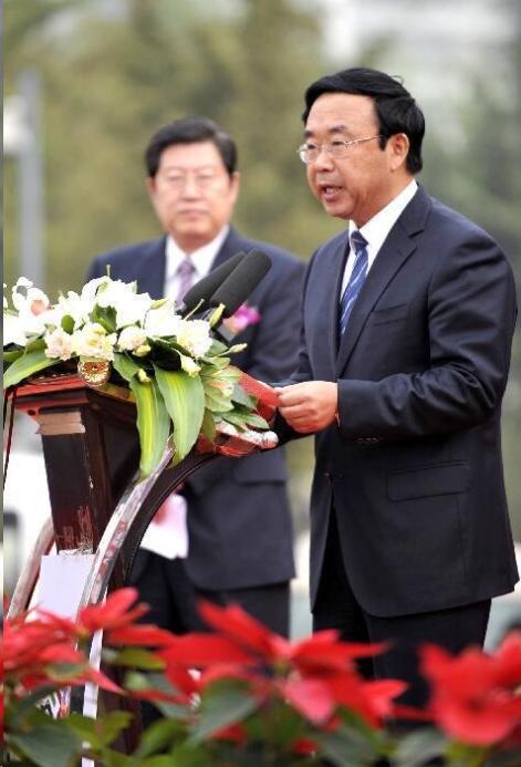 案例:山东书记黄胜,连拱46位女友,年过半百还玩多人大混战