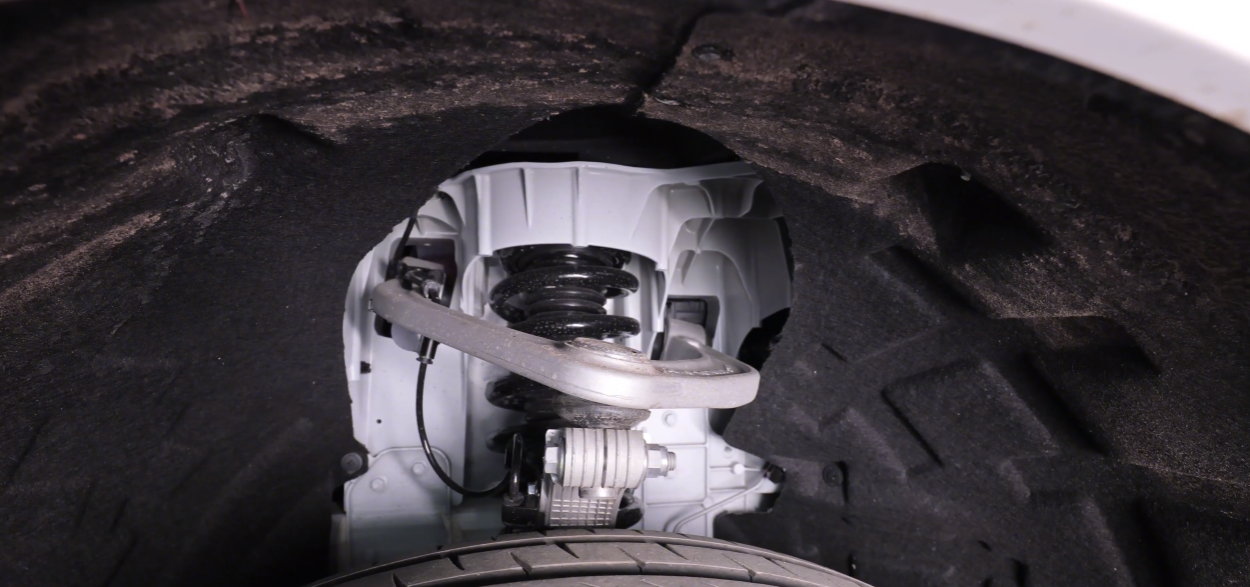 阿维塔11底盘解析:后悬用了日系车用过的a形臂?