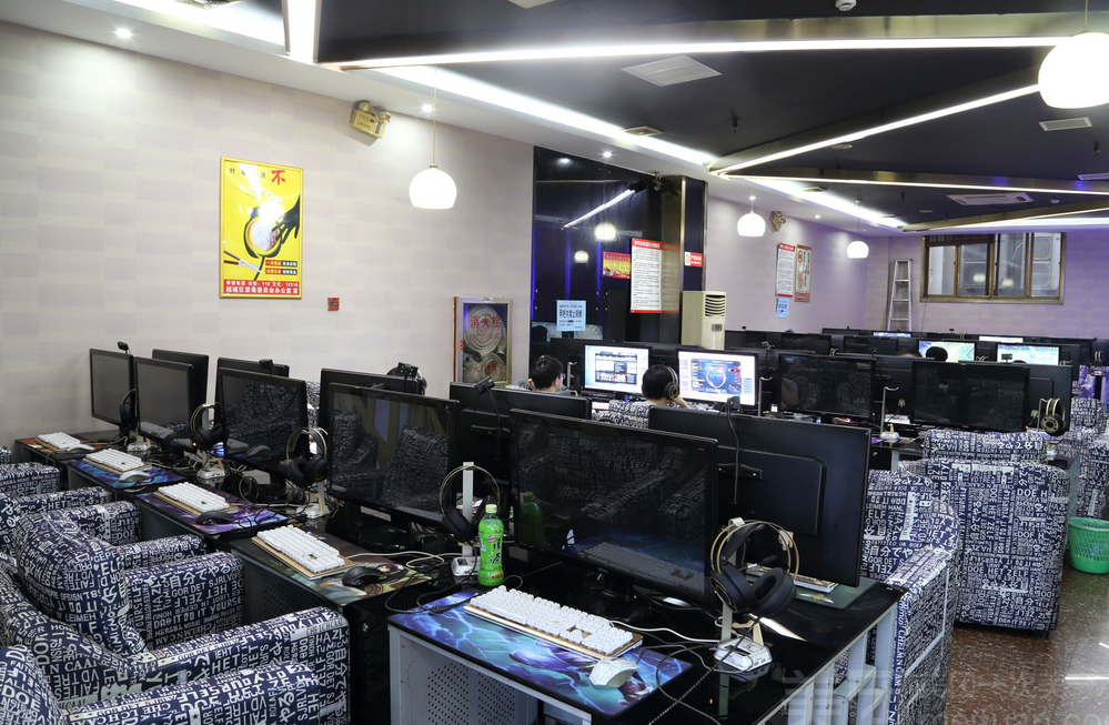 路边小网吧怎么都死了?只能去电竞酒店开黑:中国网吧25年兴衰史