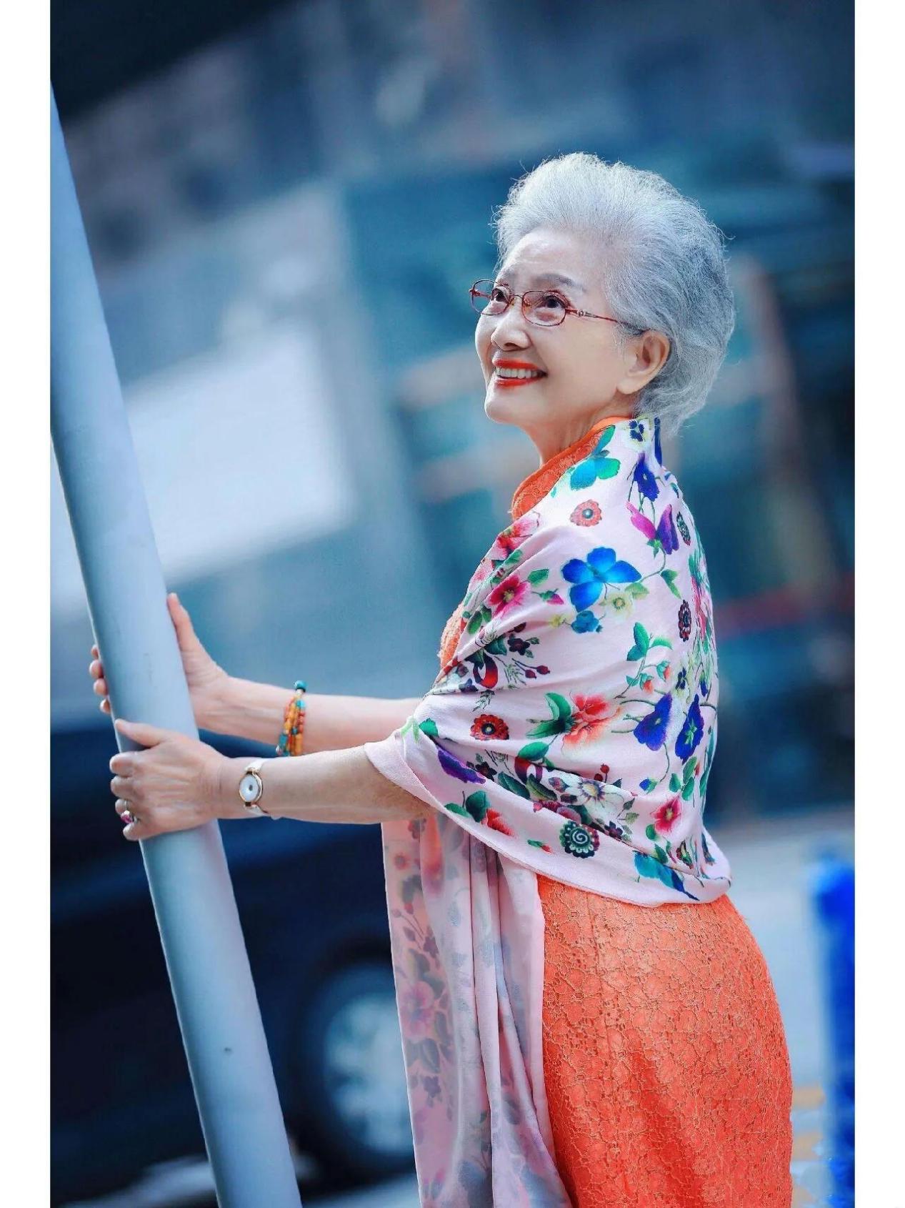 92岁中国奶奶凭实力美出圈,洋气又精致,时尚感不输年轻人