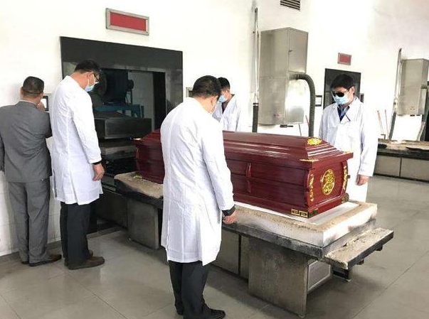 回顾:东莞殡仪馆工人将尸体推入焚尸炉时,竟发现女尸手指动了一下