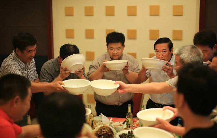 南方人去山东吃酒,酒量全国第一山东人被一瓶酱香酒放倒,为啥?