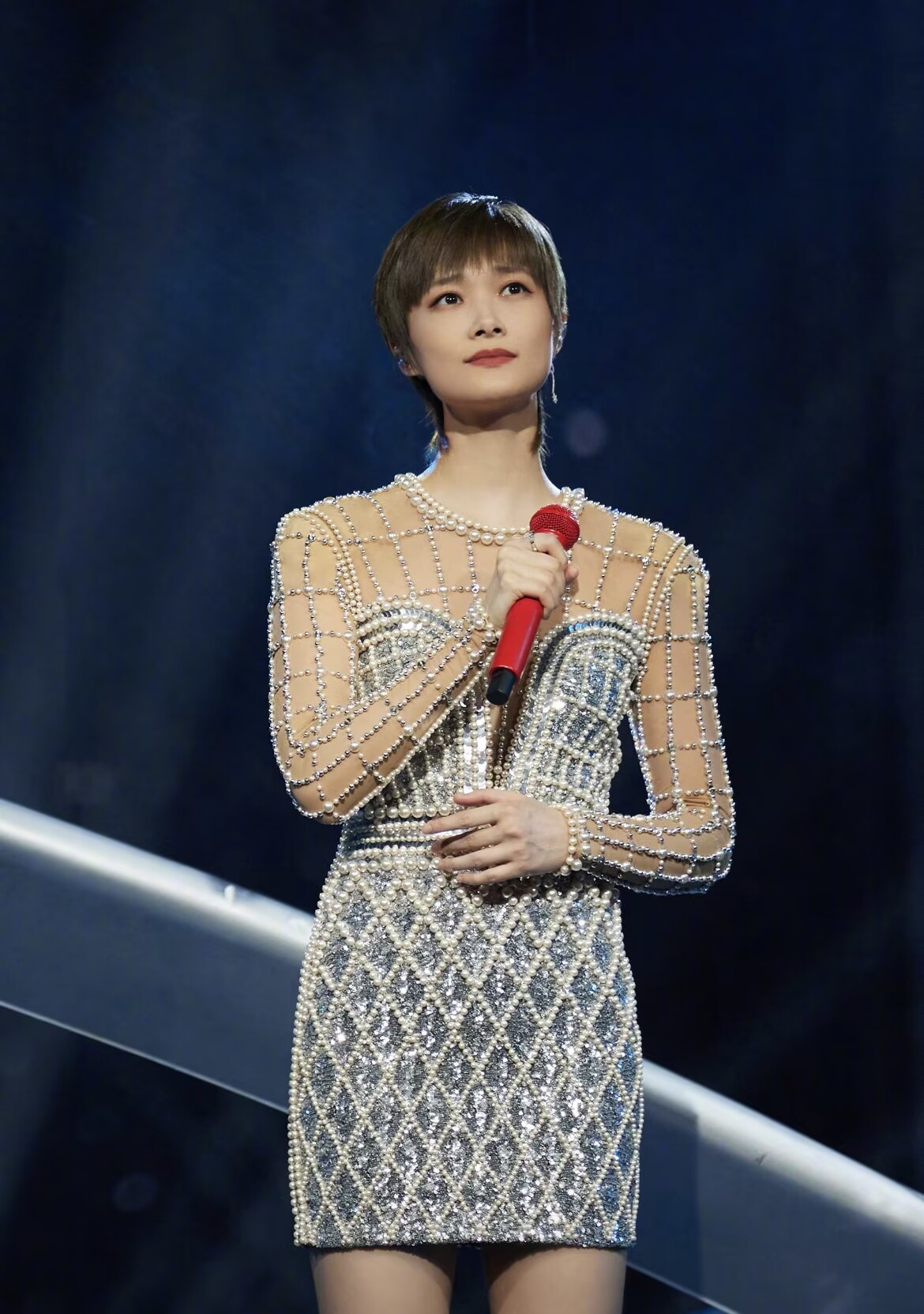 李宇春认真打扮起来太惊艳了,穿一身珍珠,美得我差点没认出来