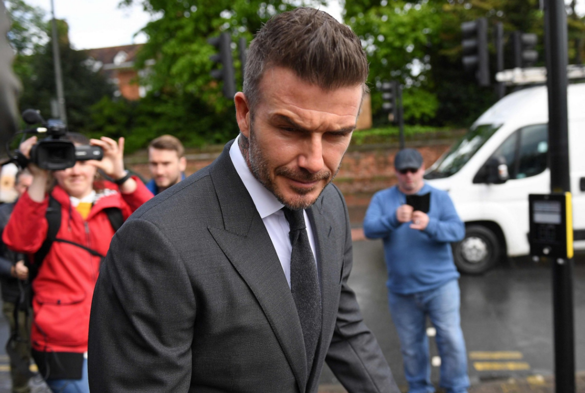 贝克汉姆暴帅现身温网看台,穿西装男人味浓,发量明显减少