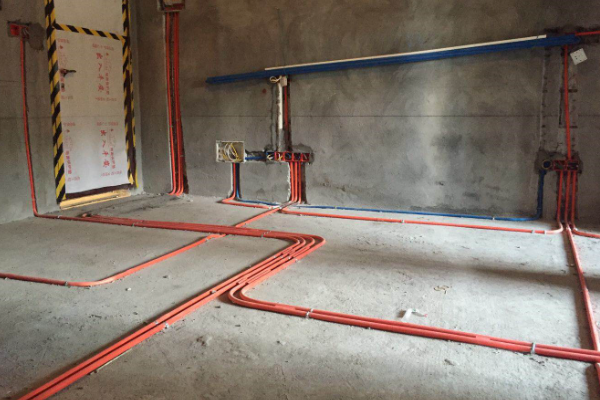 水电布线,老公坚持不肯地面开槽走线,电工直呼:遇到内行人了