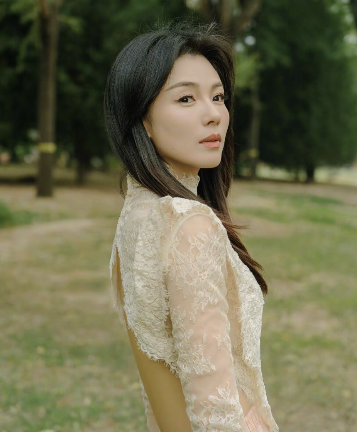 刘涛美成"在逃公主",穿搭顾前不顾后,仿佛年轻了20岁