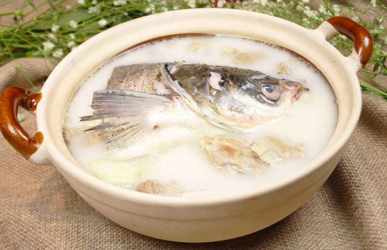 魚頭牛蒡湯,煮魚頭湯生薑一定要放足,這樣能很好地去腥提香