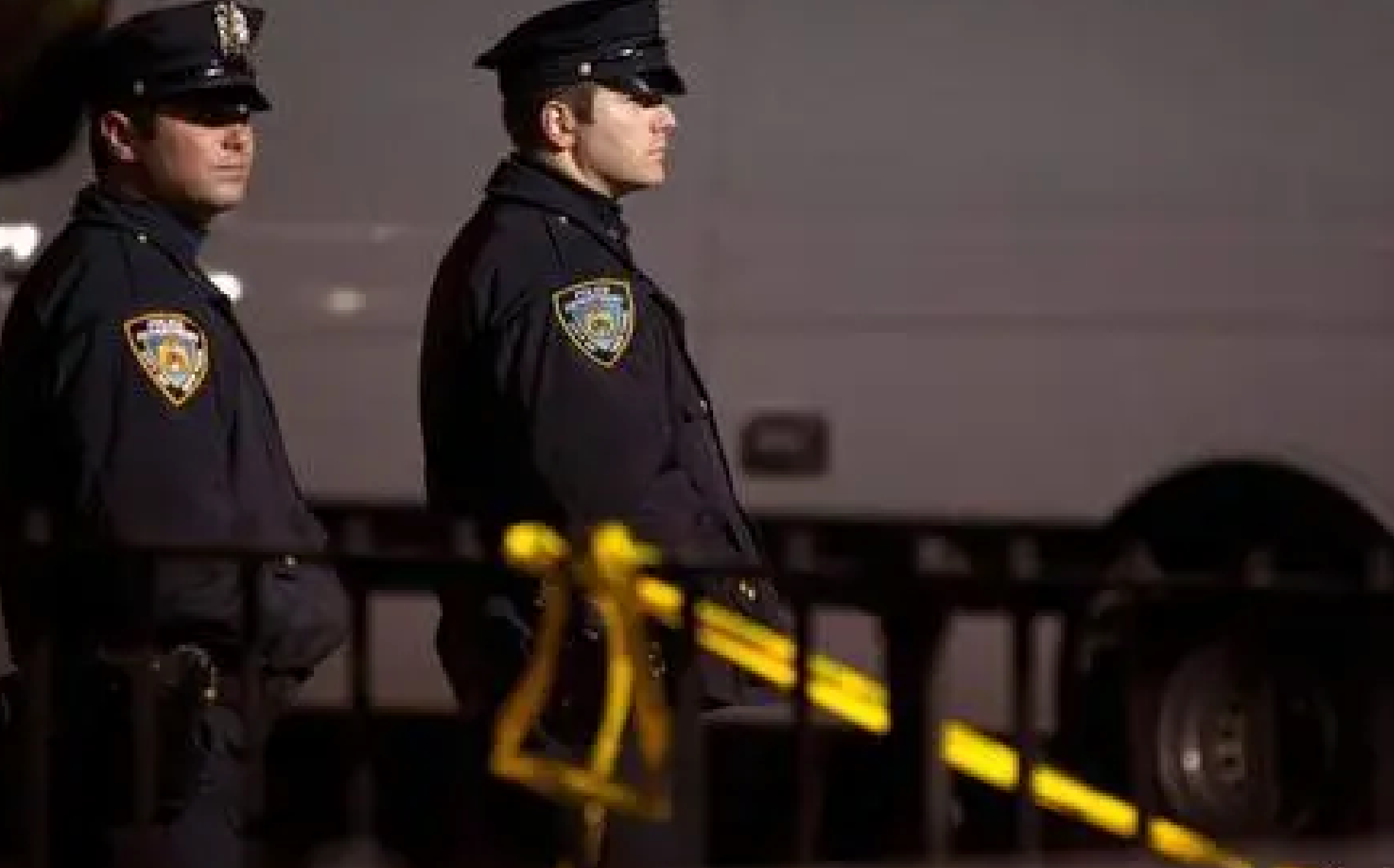 这样"救人",美国警察出警阻止自杀,到场后连开13枪击毙自杀者