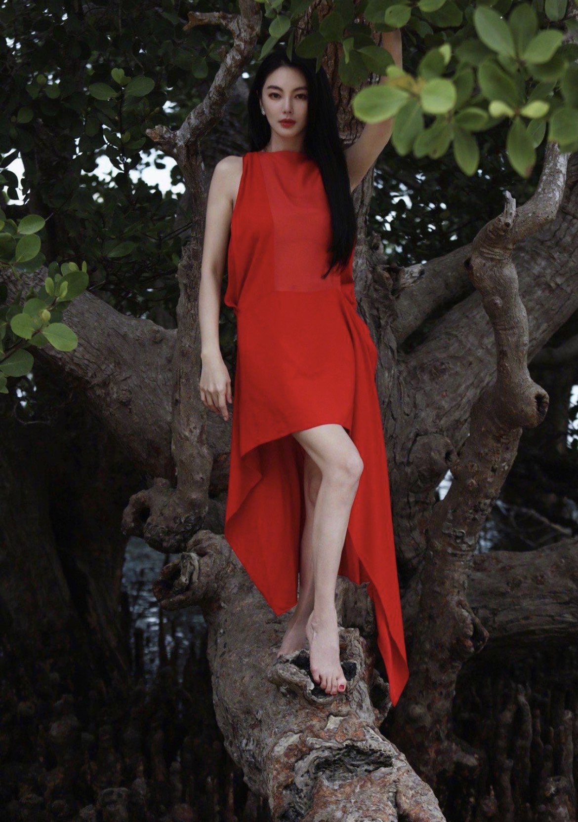 张雨绮这是瘦了多少?穿红裙高级,吸睛,腿又细又长