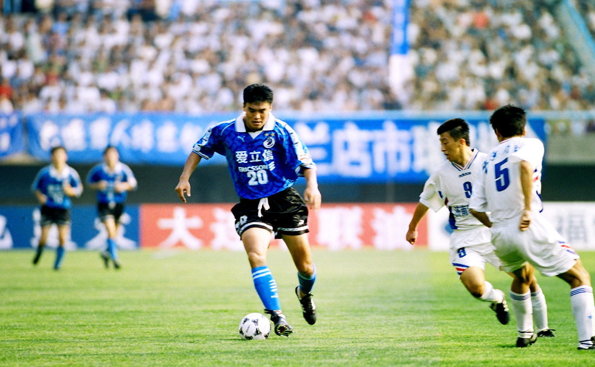 大连功勋球员小王涛举行追悼会,现场铺满花圈,众多国脚粉丝到场