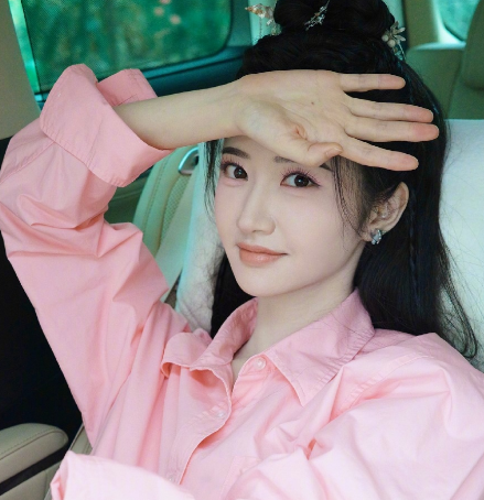 景甜上海机场出行,穿白t藏不住好身材,大眼睛,白皮肤很细嫩