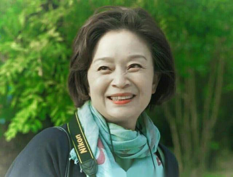 被65岁刘莉莉老年状态惊艳了:穿搭得体大方,发型蓬松,知性优雅