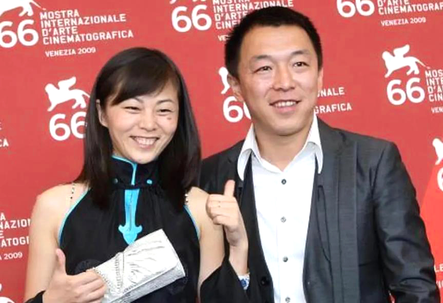 黄渤携家人参加隆重家宴,全家神似?茅台满墙背后的秘密!