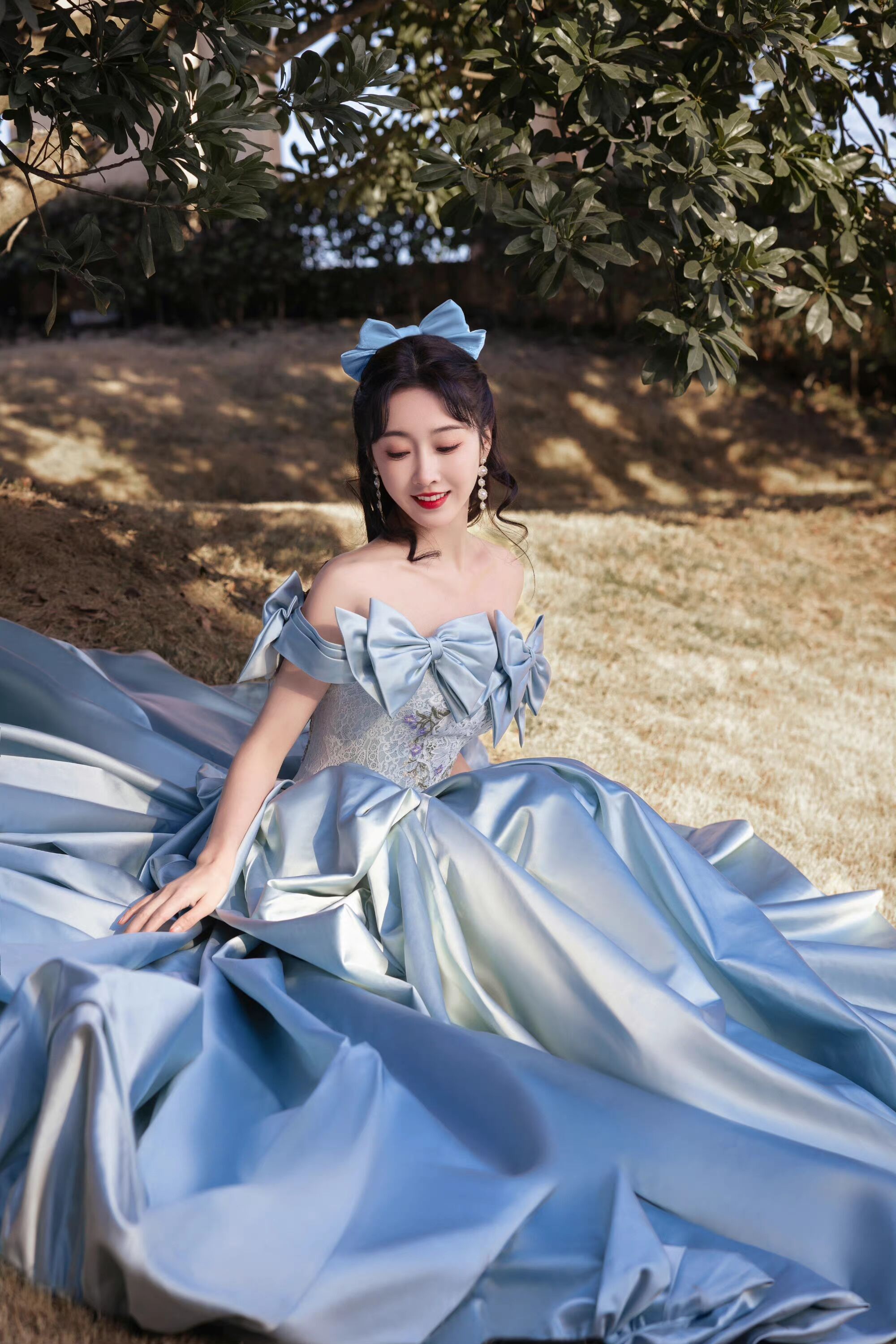 这才是真正的"在逃公主"!穿上蓝色礼服裙的宣璐,好让人心动