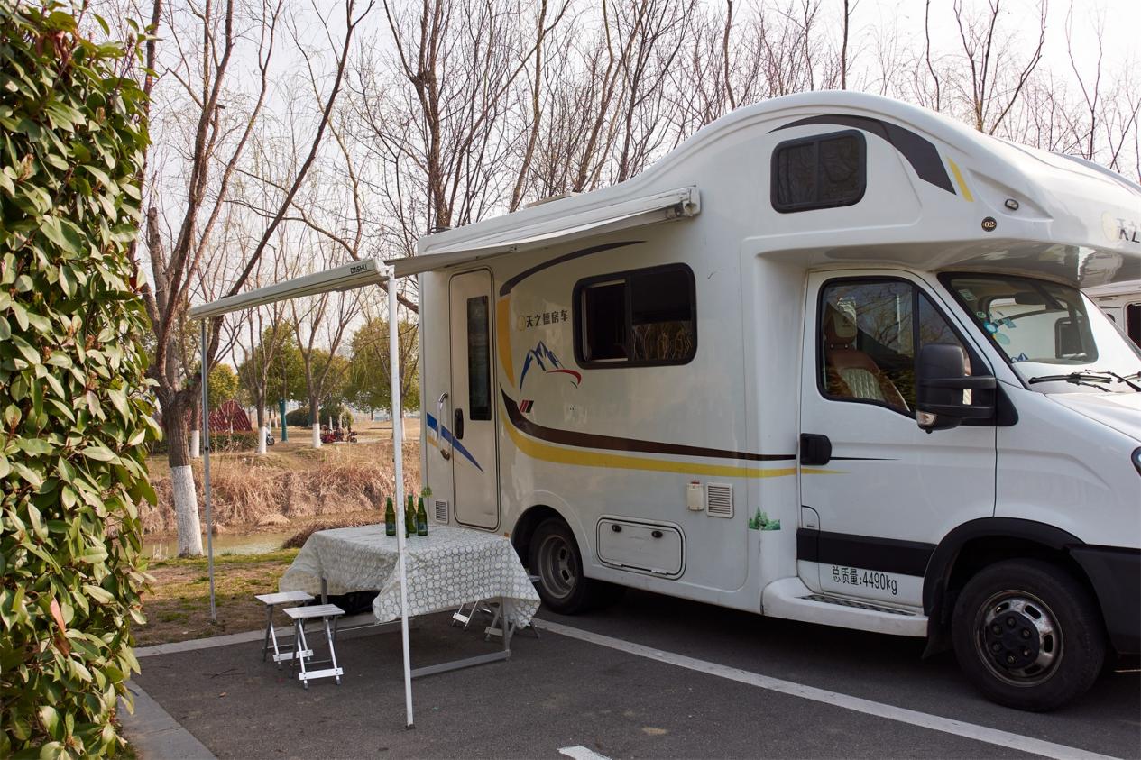 驾驶天之德房车自驾旅游遇到下雨天需要注意什么