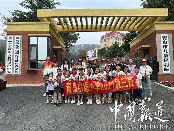 洛阳路街道携手明德小学走进青岛市社会福利院开展献爱心活动