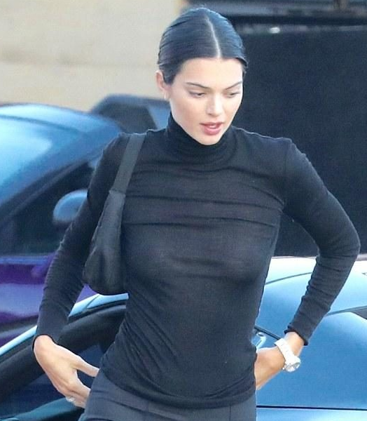 27岁超模肯达尔詹娜闪现洛杉矶,穿紧身透视装!身材傲人秀色可餐