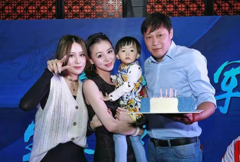 范志毅罕晒千万豪宅,与6岁女儿玩足球,小17岁娇妻貌美又贤惠