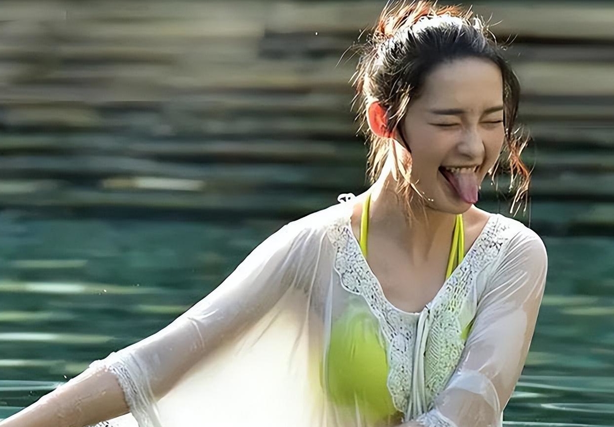 33岁的李沁有多迷人?看到她的泳装后,网友:一般人真不敢娶