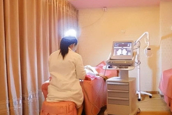 纪实:花50万打造"性感翘臀",靠"绝活儿"上位,敛财数十亿