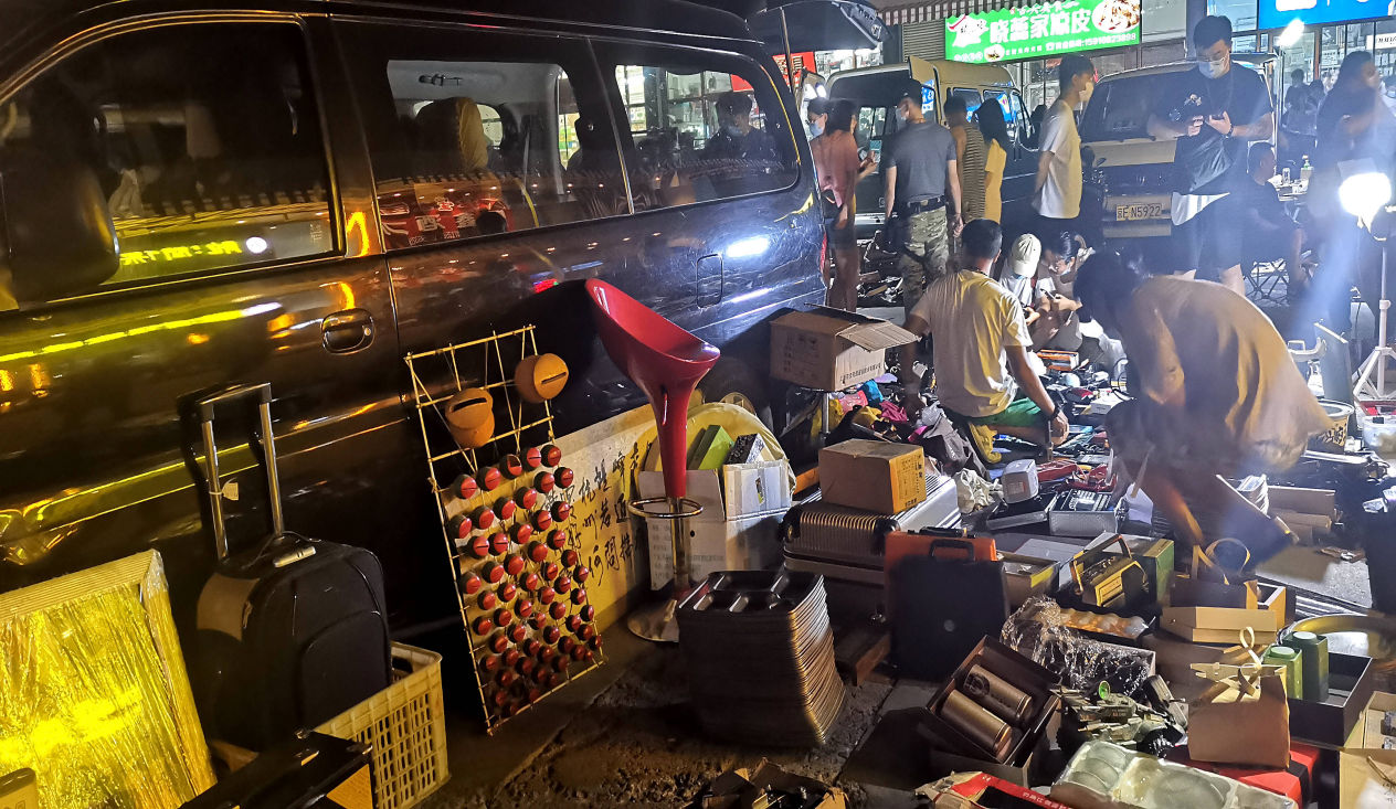 夜探上海神秘"鬼市",凌晨开张天亮就收摊,买东西要大胆砍价