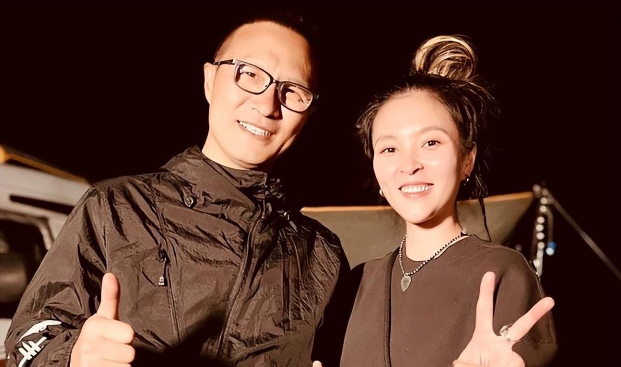 毕夏为张恒远遗照神山祈福,三步一叩额头淤青,女神张敏暖心陪伴