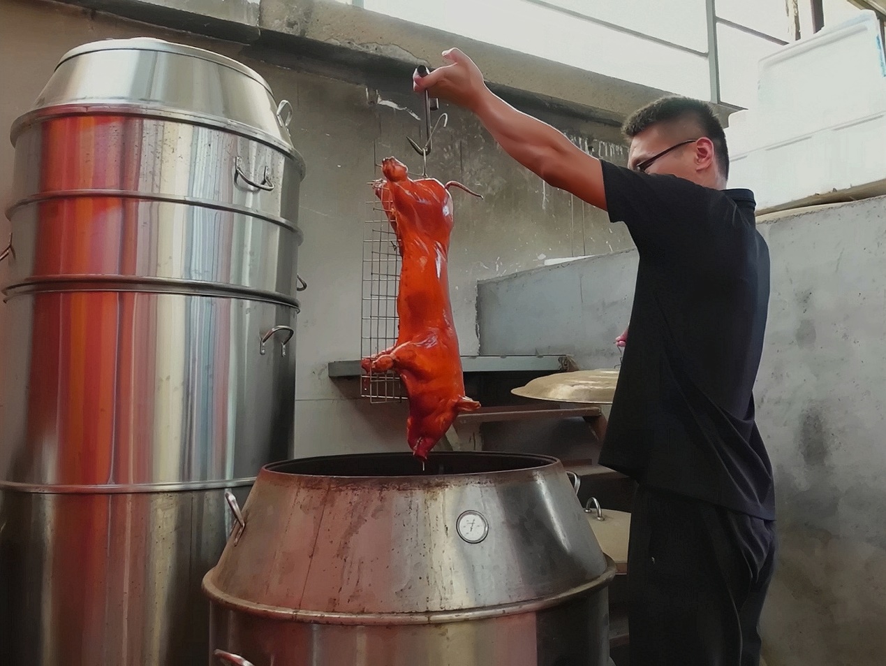 山东小哥卖焖炉烤乳猪,368一只聚划算,烤3小时出炉皮酥肉嫩