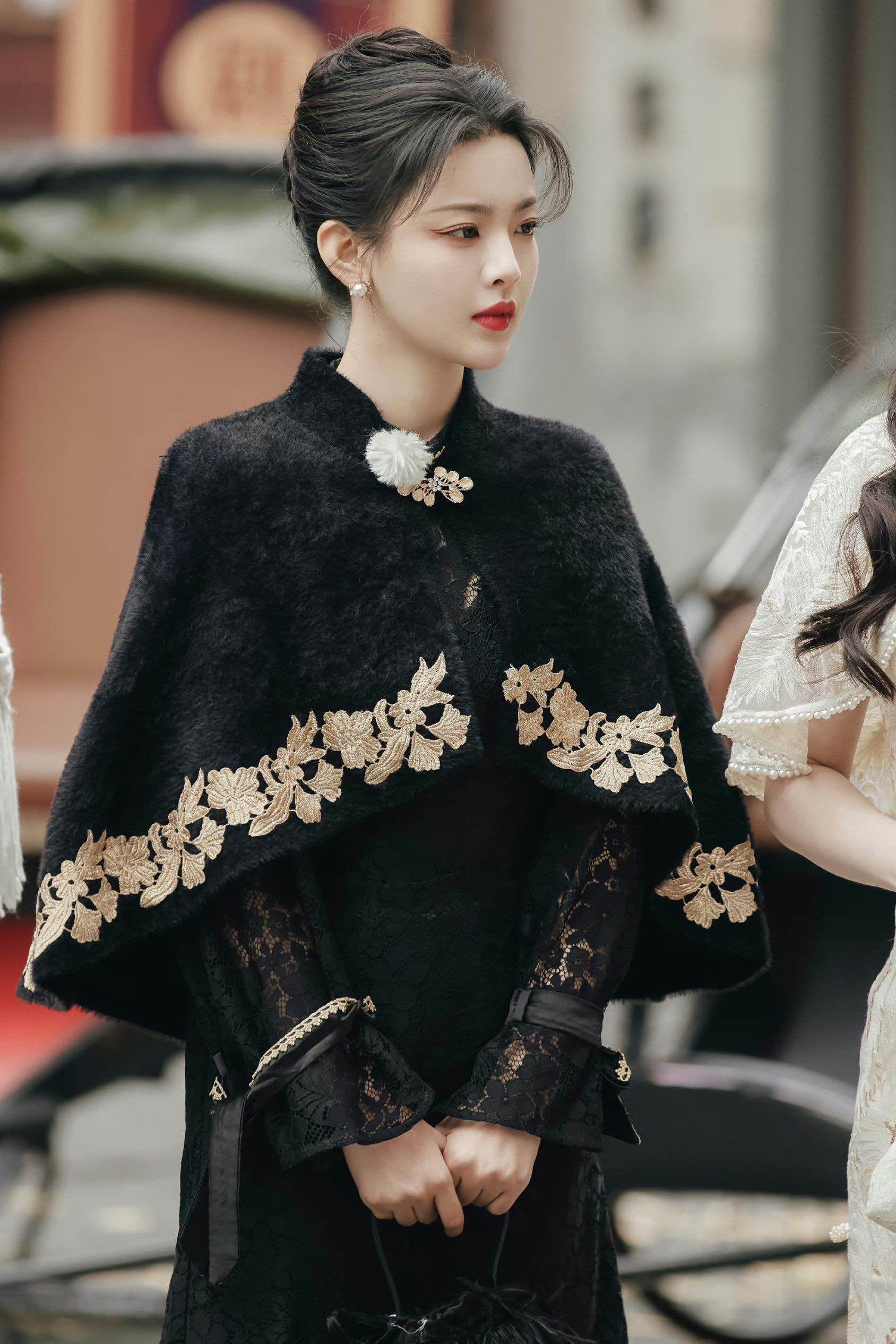 杨超越的气质一般人真比不了,穿简单的旗袍也似富家千金