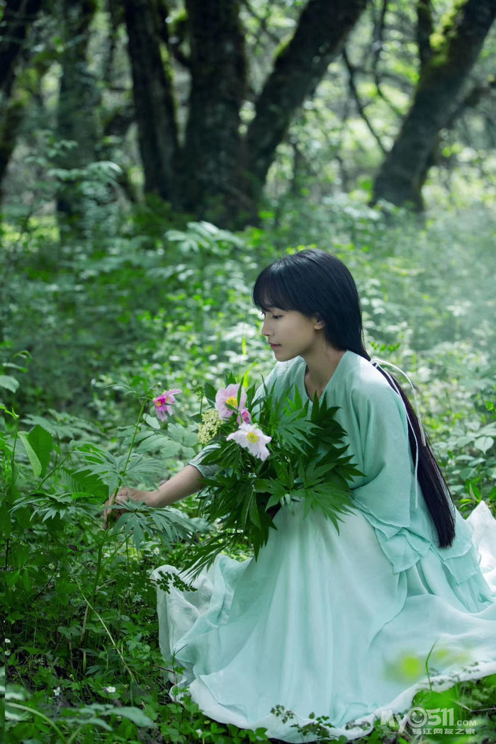 网红李子柒宣布复出,面部僵硬被指医美痕迹重,透露未来新动向