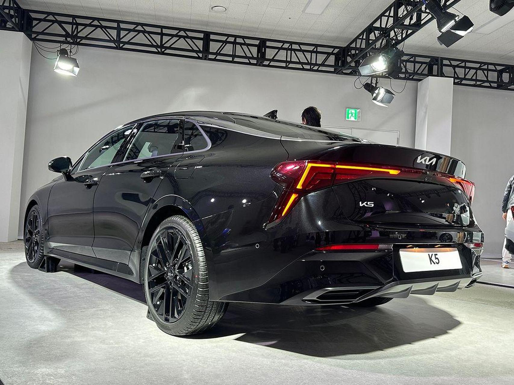 新款起亚k5黑武士版实拍,新车在外观和内饰方面均进行了升级调整,并