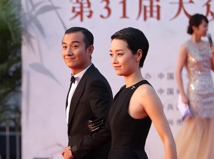 文章前妻马伊琍右腿受伤坐上轮椅!独自拄拐,面容憔悴令人唏嘘