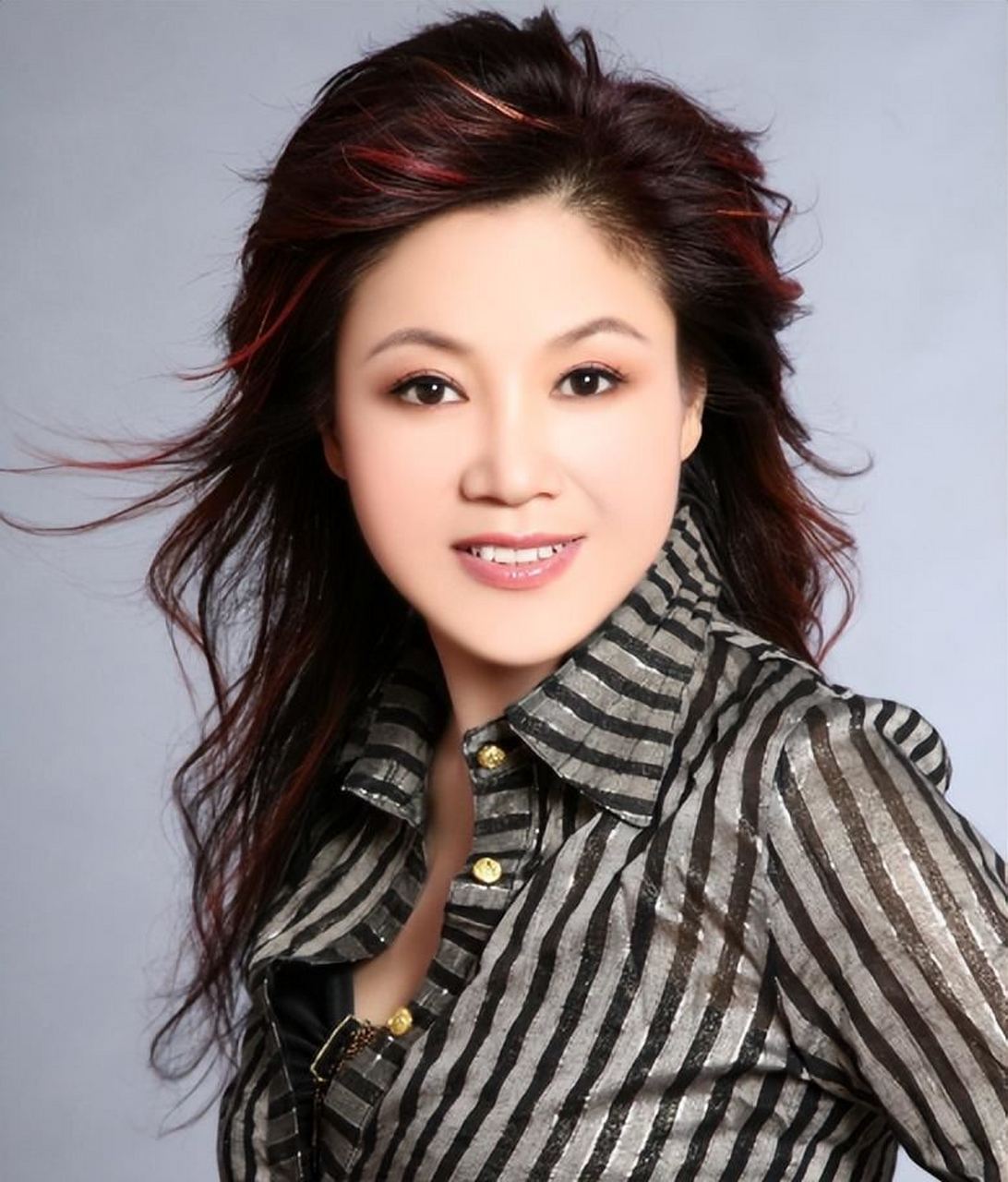 苏红,cctv青年歌手电视大奖赛一等奖得主,在事业和家庭都遭受打击时