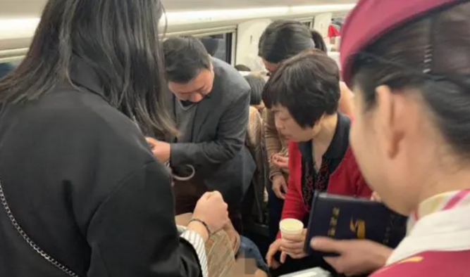 湖北女子"一丝不挂"大闹高铁,当众表演全裸劈叉,惊呆乘客