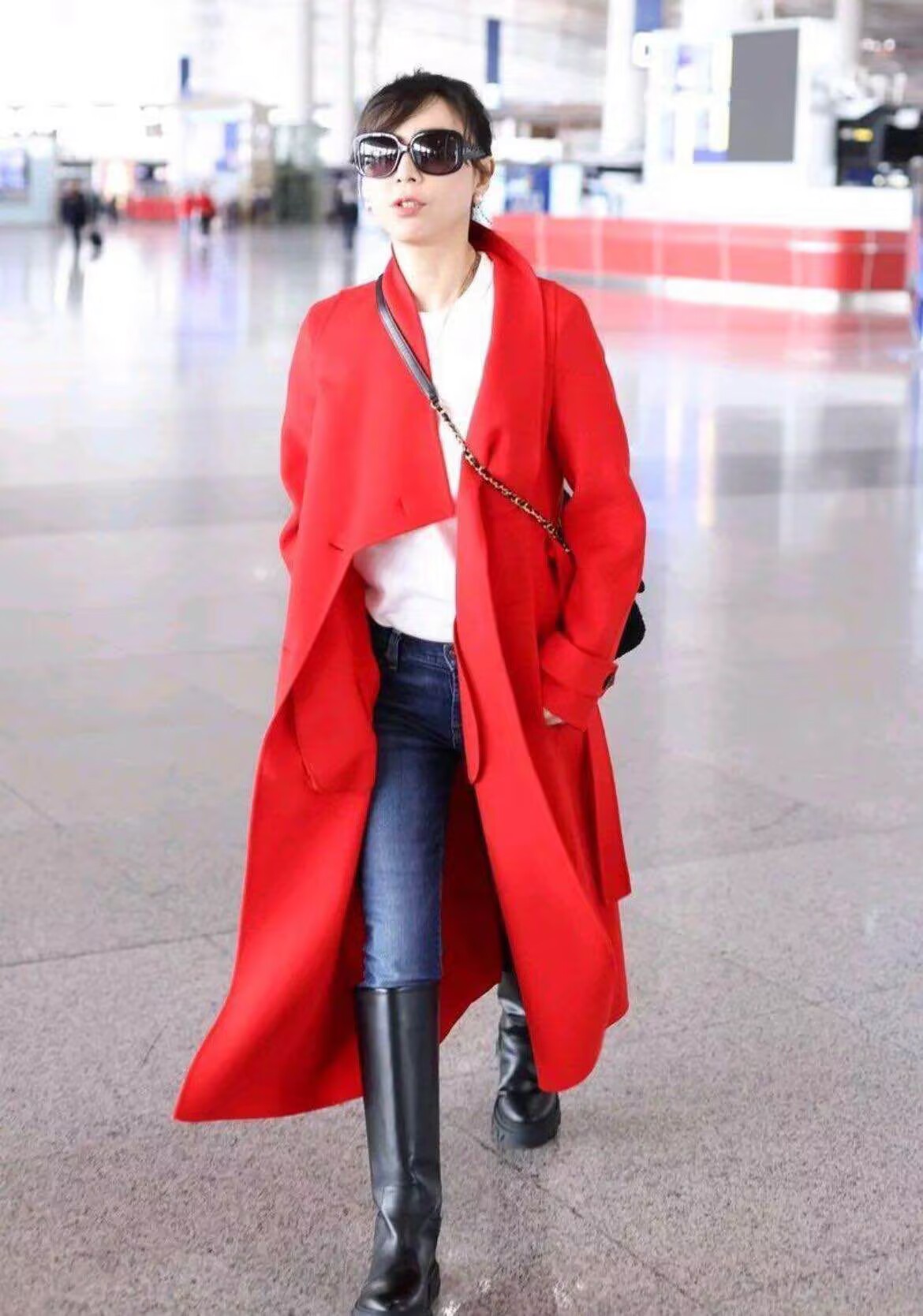 张静初还是这么美,把牛仔裤塞靴子里,仿佛走路都带风!