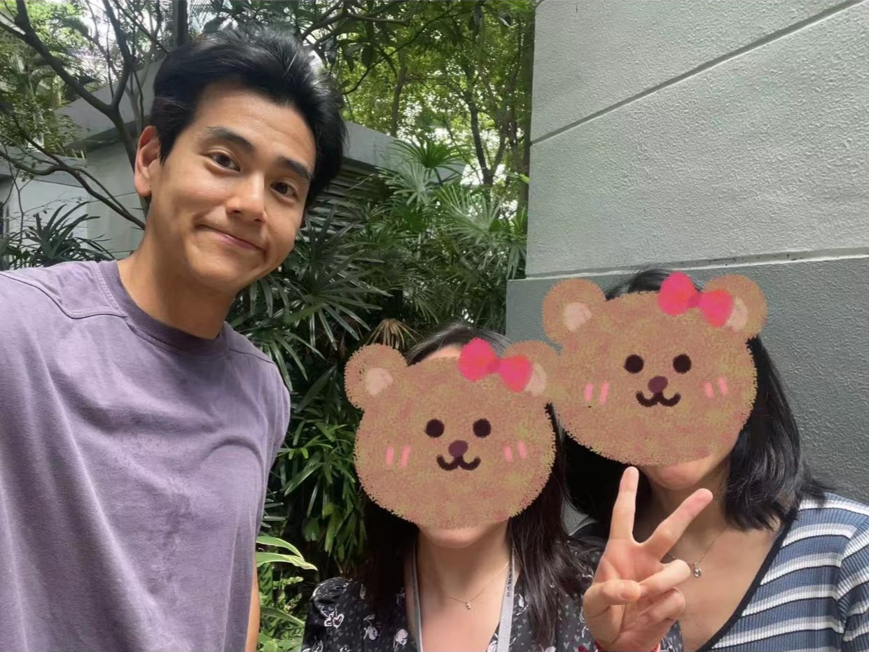 彭于晏逛公园被偶遇,面部沧桑白头发明显,与路人合影十分亲和