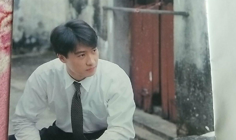 57岁黎明素颜近距离怼脸拍视频:皮肤白净状态佳,手指修长好抢眼