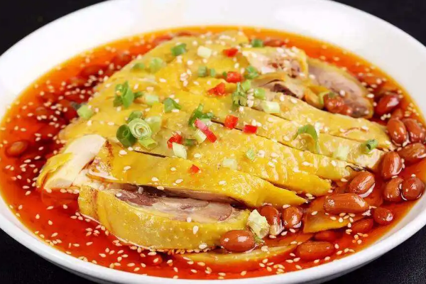 四川白宰鸡是乐山独有的一道美食,被称为峨眉山一绝