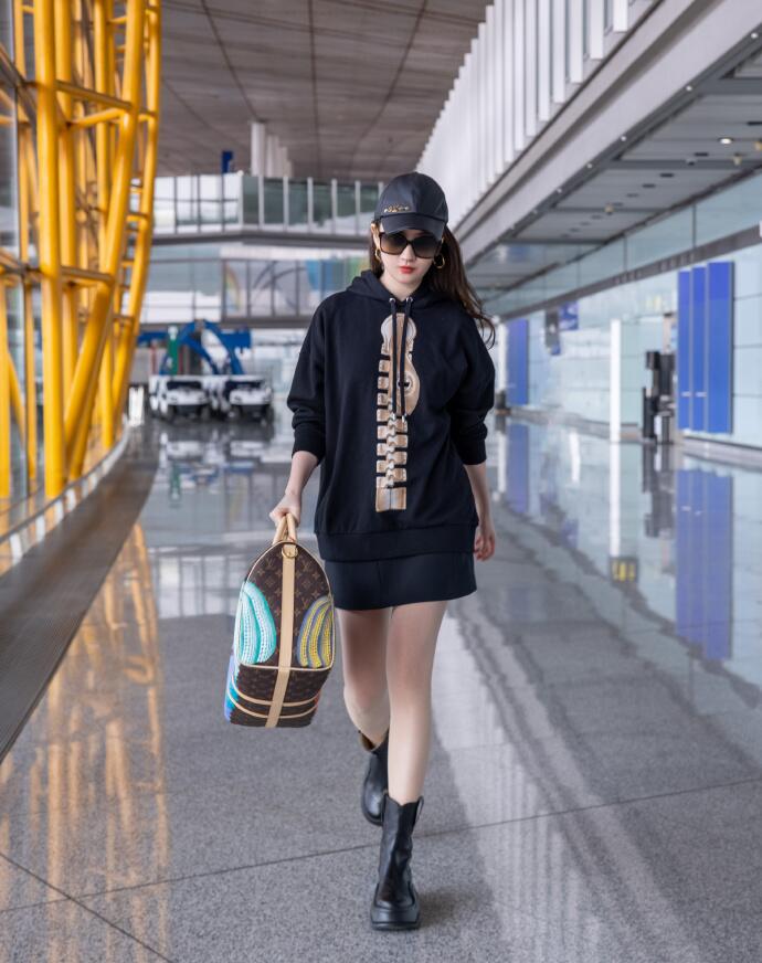 刘亦菲不穿丝袜反而更美了!卫衣 短裙优雅大方,腿又长又细