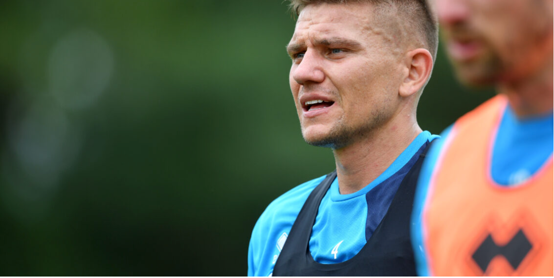 布莱克本流浪者队失利后米尔沃尔队长与约翰·贝里尔森进行了感人