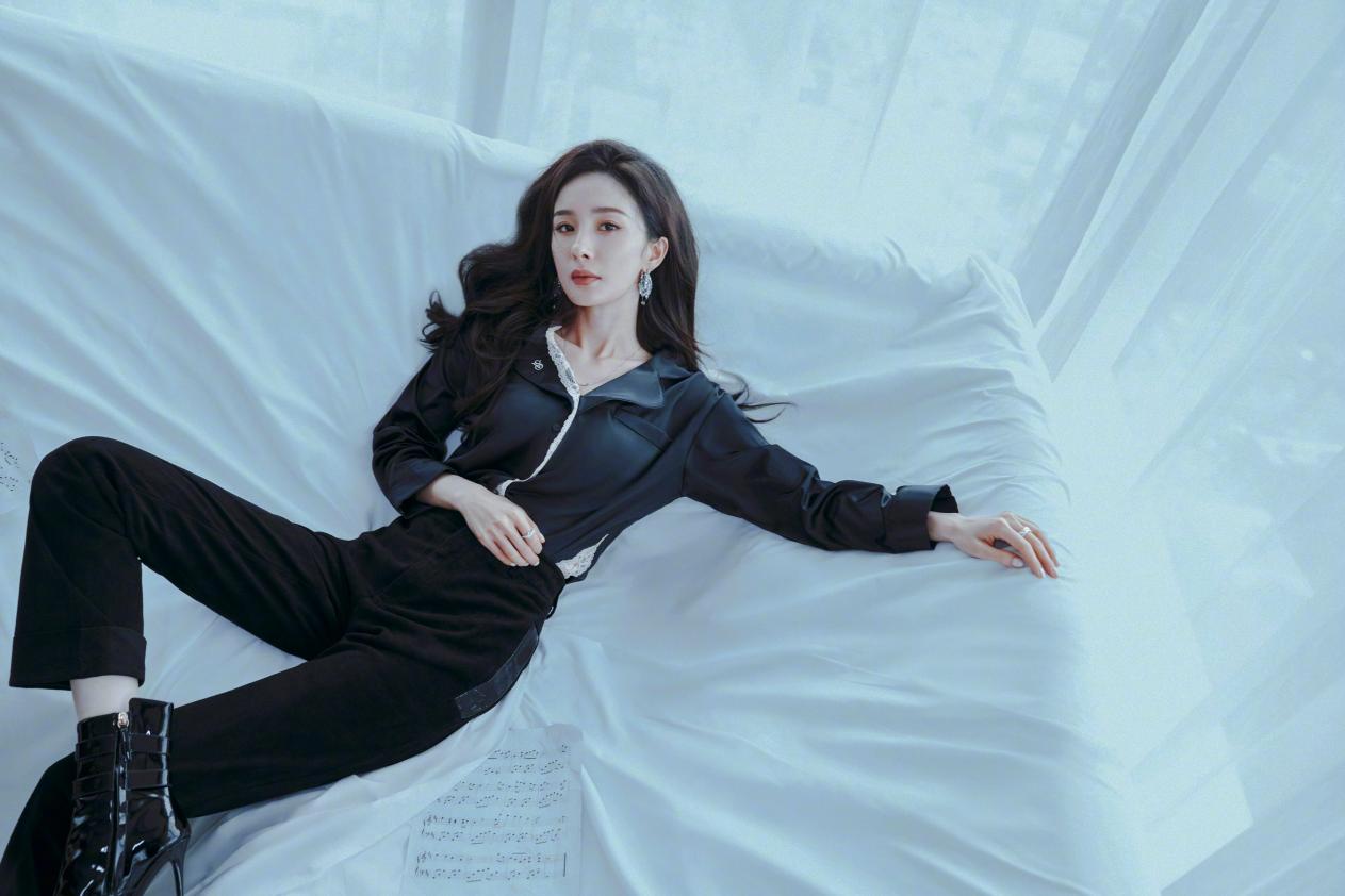 2023维密环球时尚盛典首映,杨幂身穿蕾丝拼接睡衣亮相