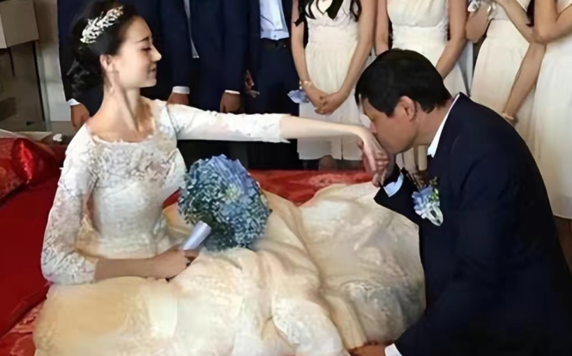 范志毅罕晒千万豪宅,与6岁女儿玩足球,小17岁娇妻貌美又贤惠