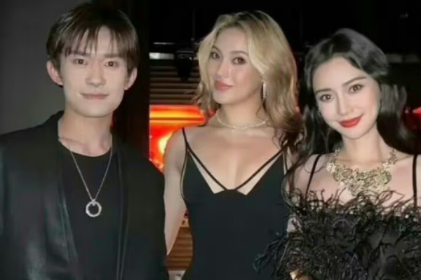 杨晒与当红明星照片,专为四字修图,引发讨好质疑