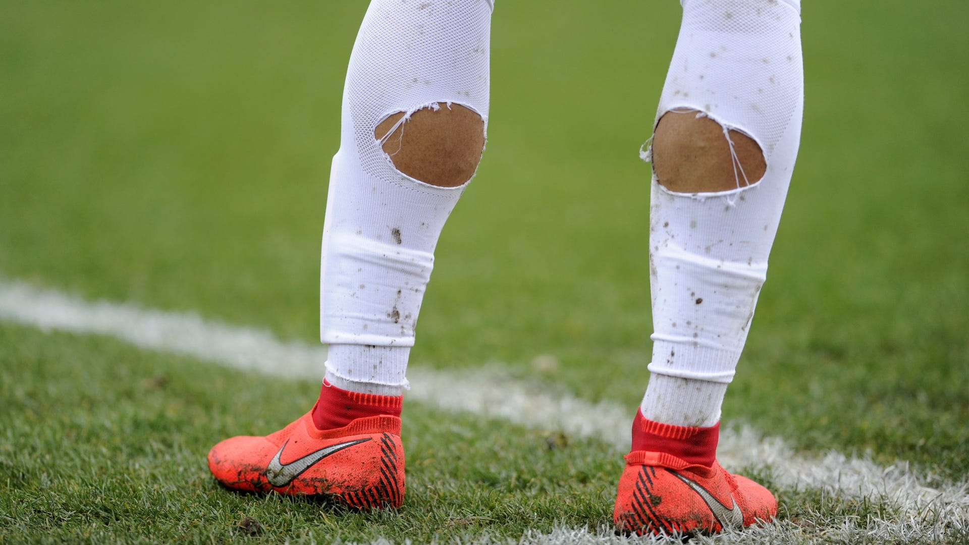 袜子的秘密:为什么足球运动员要在袜子上剪洞?